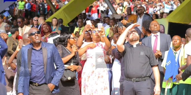 Video: Faithful jubilate apparent Virgin Mary Apparition at Namugongo