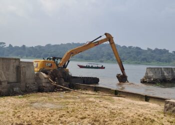 NEMA Demolishes Illegal Perimeter Wall At Ddungu Resort Beach Makindye
